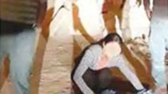 نوزاد سر راهی در محاصره سگ‌ها + عکس