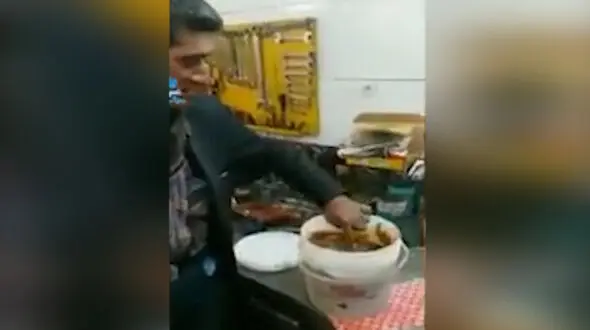 مرد اصفهانی روغن ماشین و گریس می خورد + فیلم شوک آور