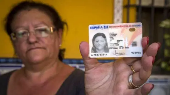 7 سال دردسر همنام بودن یک مرده با این زن رومانیایی!+عکس