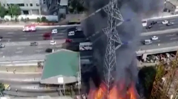 لحظه سقوط دکل برق بر اثر آتش سوزی + فیلم