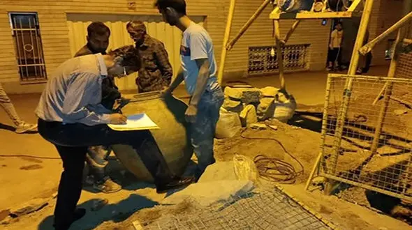 کشف یک گنج تاریخی در لحظه حفاری شرکت آب و فاضلاب در در زنجان / همه در خیابان شوکه شدند