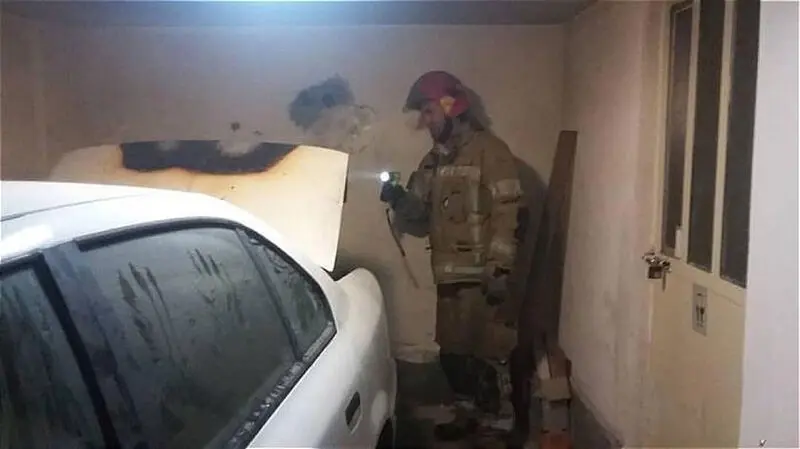 مهار آتش سوزی خودرو در پارکینگ ساختمان چهار طبقه مسکونی 