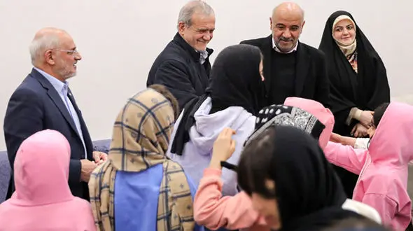 دیدار پزشکیان با جمعی از کودکان بی‌سرپرست و بدسرپرست در مجتمع «خانه دختران ایران»