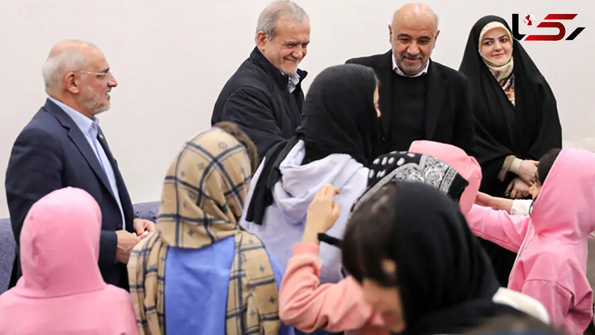 دیدار پزشکیان با جمعی از کودکان بی‌سرپرست و بدسرپرست در مجتمع «خانه دختران ایران»