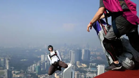 تصاویری از هیجان پرش از برج ۳۰۰ متری در مالزی + عکس 