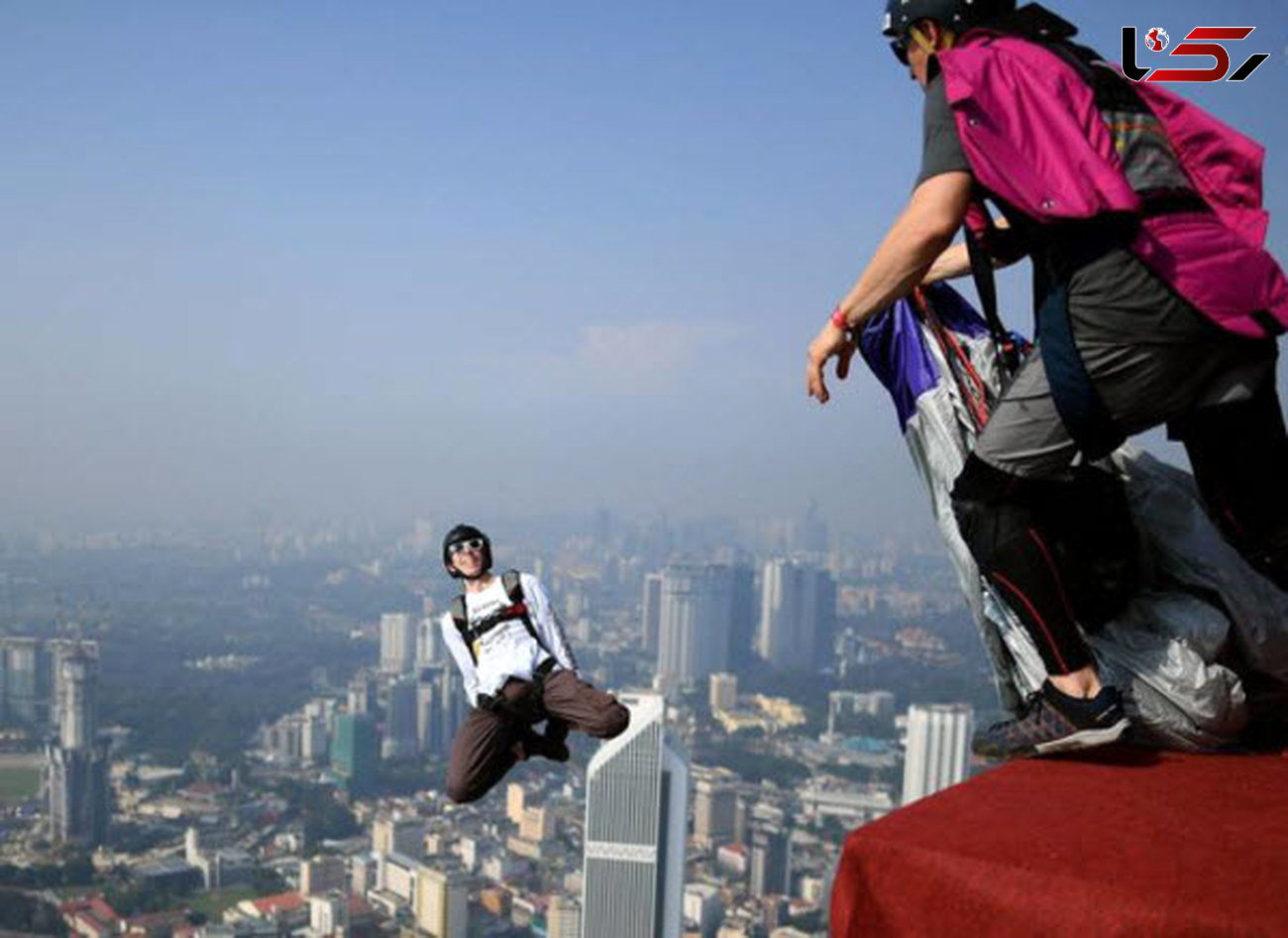 تصاویری از هیجان پرش از برج ۳۰۰ متری در مالزی + عکس 