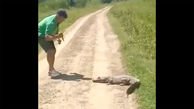 ببینید / لحظه حمله خونین تمساح به مرد چاقوکش! + فیلم وحشت آور
