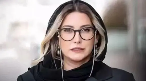 فریبا نادری و مادرش به همراه خواهر و برادرش در رستوران / خانم بازیگر شیک ترین لباسش را پوشید