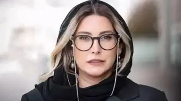 فریبا نادری و مادرش به همراه خواهر و برادرش در رستوران / خانم بازیگر شیک ترین لباسش را پوشید