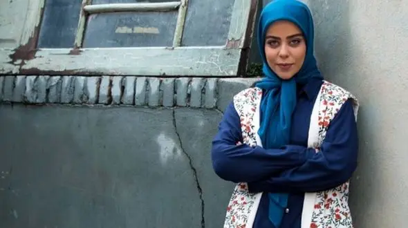 تغییر جذاب استایل الهام اخوان در اینستاگرام / ژست شوکه کننده و لباس یقه باز در خیابان!