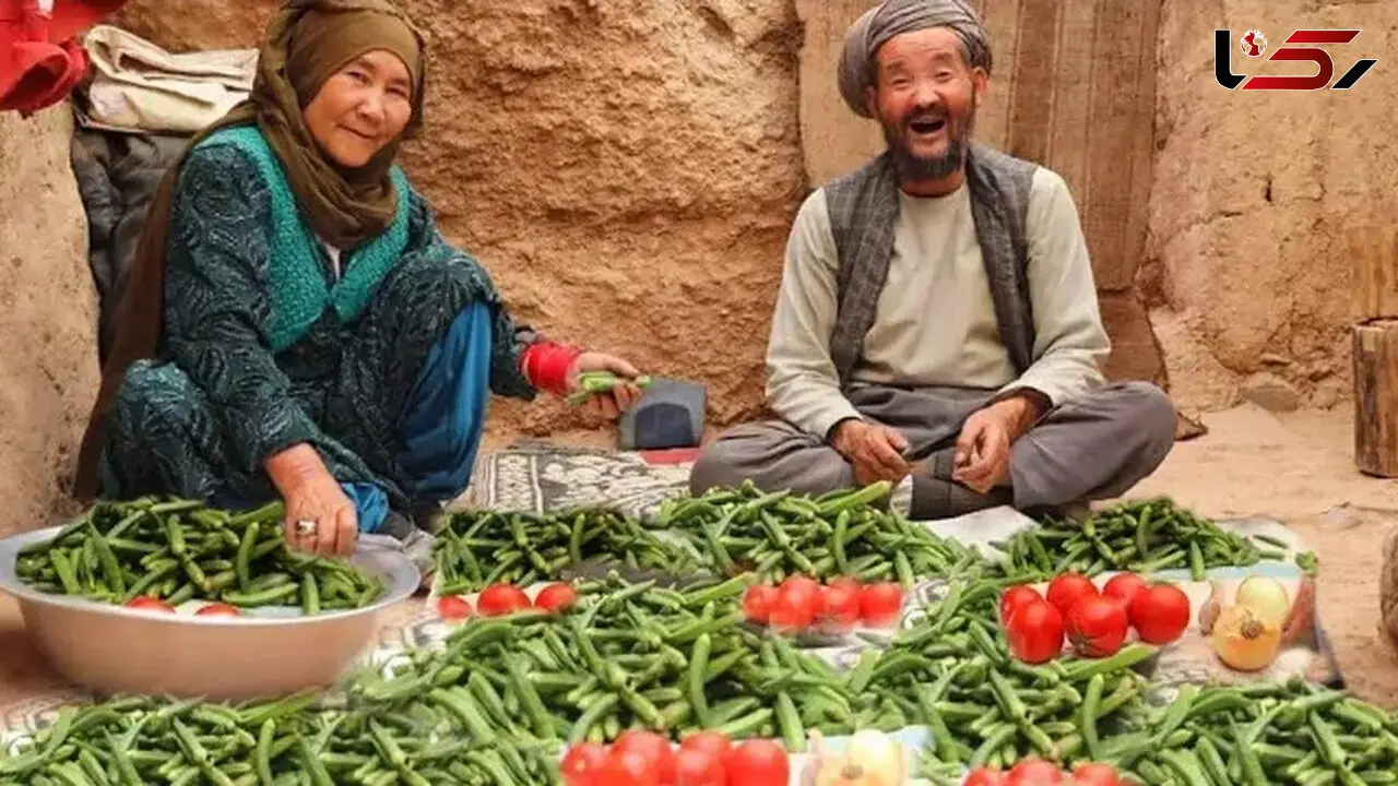 زوج مسن افغان در دل غار چگونه خوراک بامیه می‌ پزند؟ / فیلم