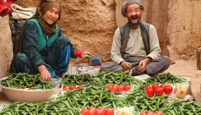 زوج مسن افغان در دل غار چگونه خوراک بامیه می‌ پزند؟ / فیلم