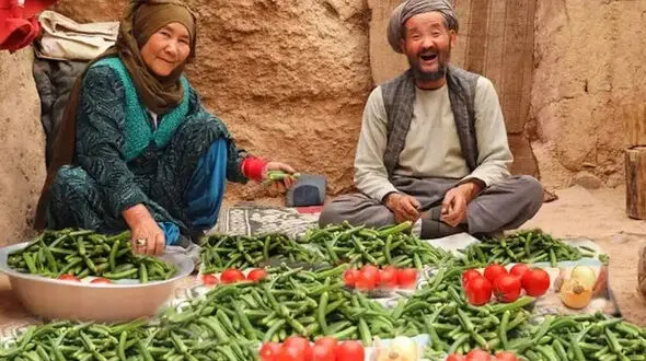 زوج مسن افغان در دل غار چگونه خوراک بامیه می‌ پزند؟ / فیلم
