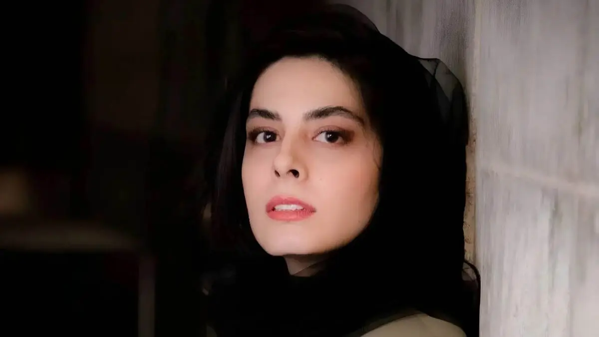 نگاهی به حضور بازیگران در مراسم تشییع مریم همتیان / از گریه ها تلخ خانواده اش تا حضور شیدا یوسفی و سامان صفاری