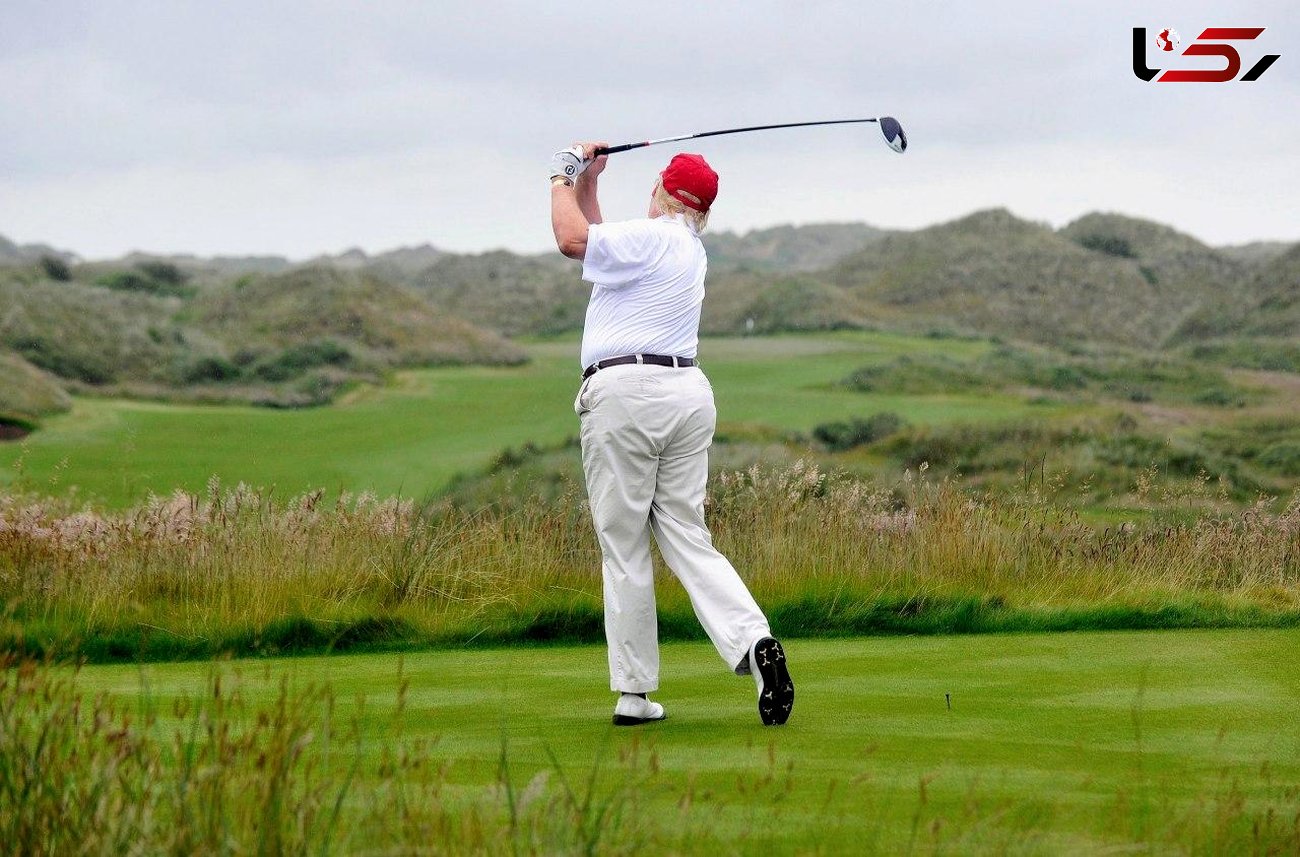ترامپ در حال گلف بازی کردن 