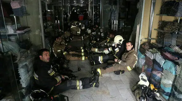 تاوان بی توجهی هیات مدیره پلاسکو را آتش نشانان پرداخت کردند+عکس
