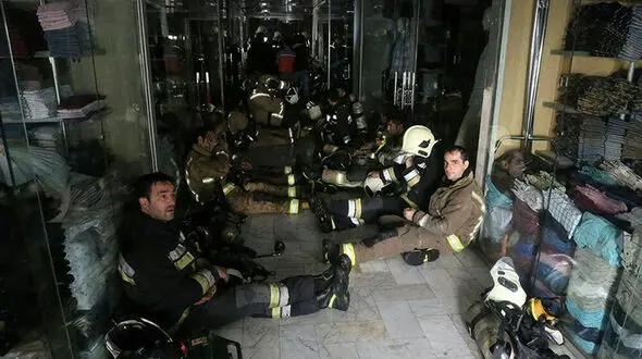 تاوان بی توجهی هیات مدیره پلاسکو را آتش نشانان پرداخت کردند+عکس