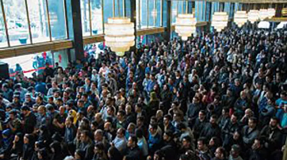 کسانی که با دست‌هایشان عارف لرستانی را بدرقه کردند +عکس 