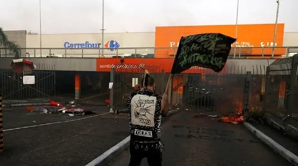 نژادپرستی، بار دیگر جان یک جوان سیاهپوست برزیلی را گرفت + فیلم