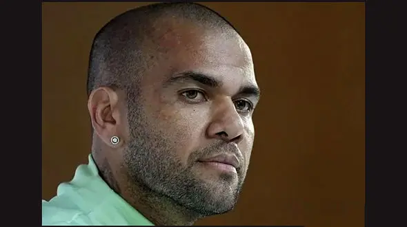 جزییات اقدام شیطانی دنی آلوز به زن 23 ساله در کلوب شبانه / 3 ادعا متفاوت بازیکن سرشناس