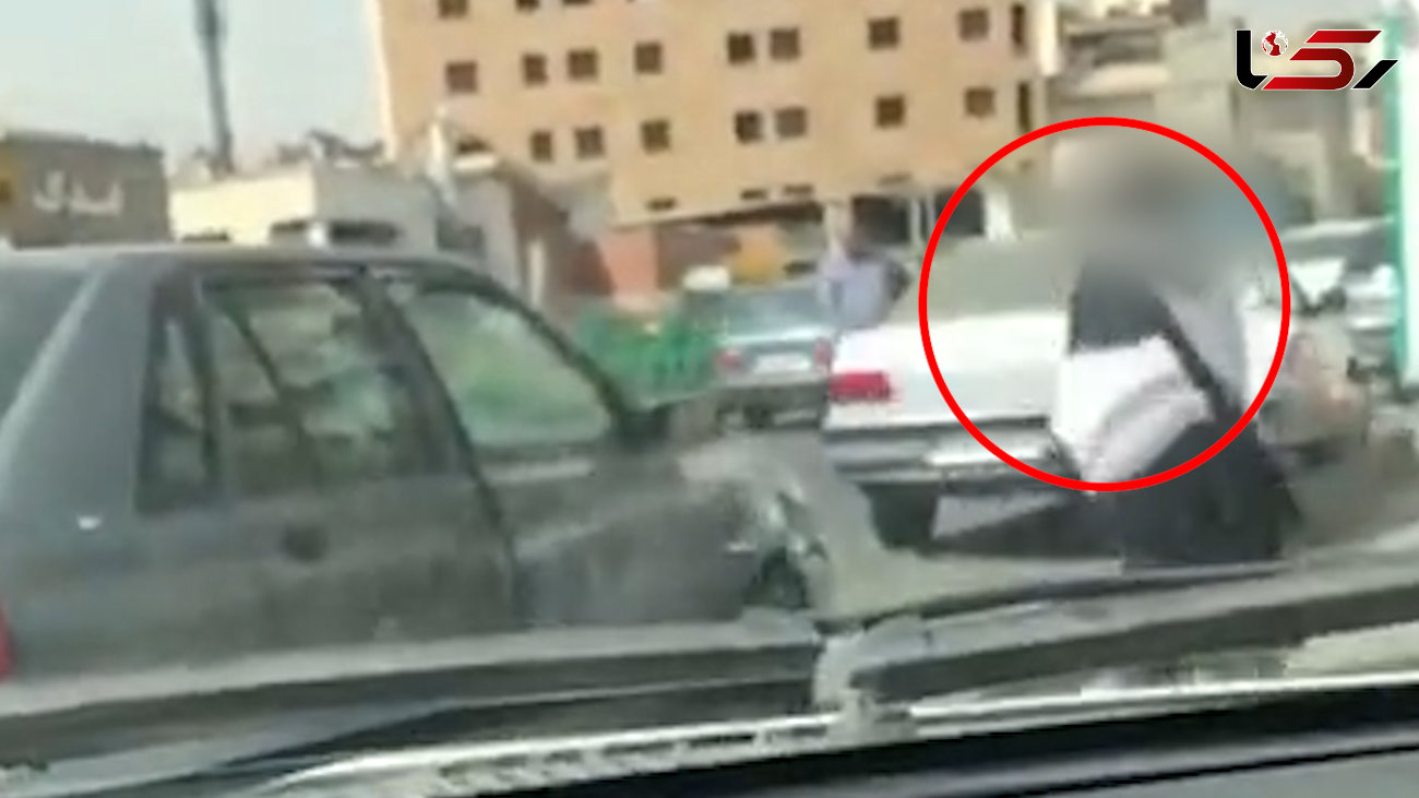 فیلم / دختر عصبانی با چوب به جان راننده تهرانی افتاد / او مزاحمش شده بود