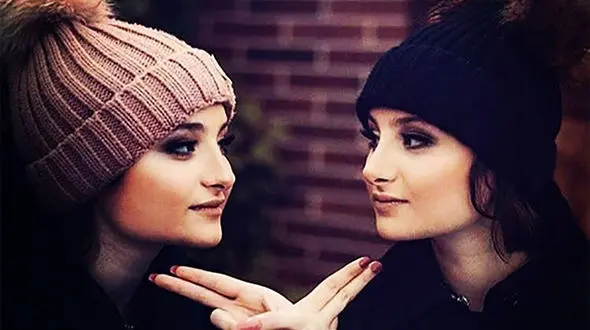 عکس| سفر زمان؛ «سارا و نیکا» در کنار عکاس در پشت صحنه «پایتخت 2» / چه قدر عوض شدن