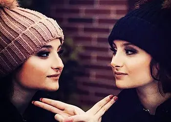 عکس| سفر زمان؛ «سارا و نیکا» در کنار عکاس در پشت صحنه «پایتخت 2» / چه قدر عوض شدن