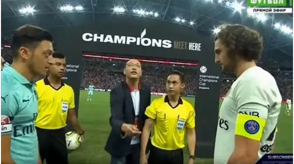 درخواست عجیب داور سنگاپوری از اوزیل قبل از بازی فوتبال!