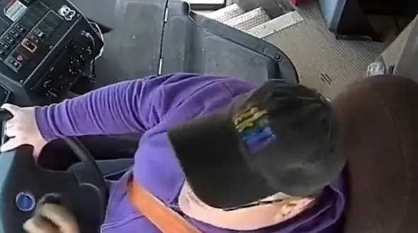 فیلم وحشتناک از سکته کردن راننده سرویس مدرسه پشت فرمان / دانش آموز شجاع فرشته نجات شد