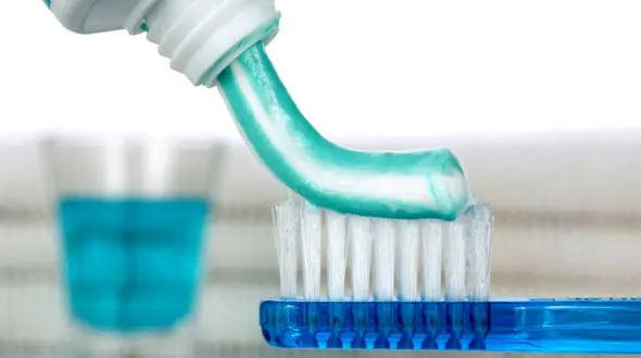 رفع آبسه لثه با استفاده از خمیر دندان های گیاهی