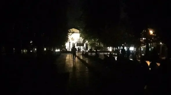 زاکانی: تهران را تماما برقی می کنیم/ شهروندان تهرانی: باغ فردوس، چند ماه است؛ شب ها روشنایی ندارد