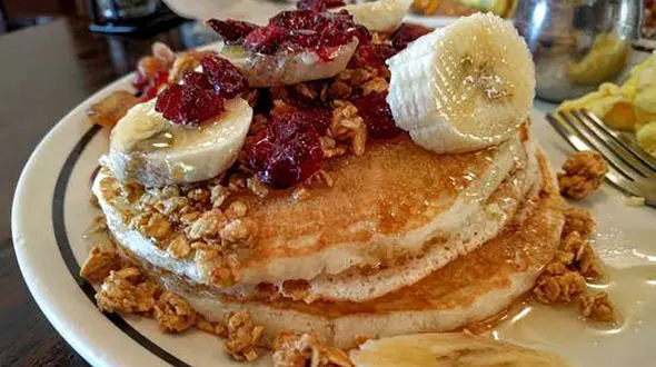 با یک موز رسیده پنکیک محبوب صبحانه را بسازید