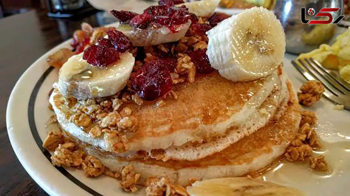 با یک موز رسیده پنکیک محبوب صبحانه را بسازید