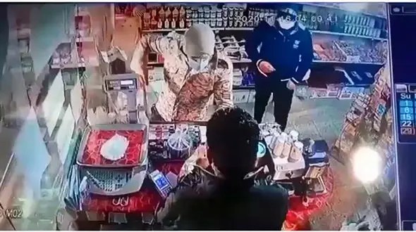 فیلم لحظه سرقت مردان قمه به دست در قائم شهر / بازداشت مردان ناشناس