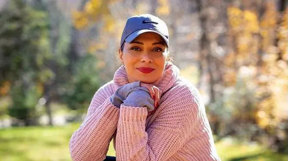 خوشحالی خانم بازیگر در حیاطی باصفا