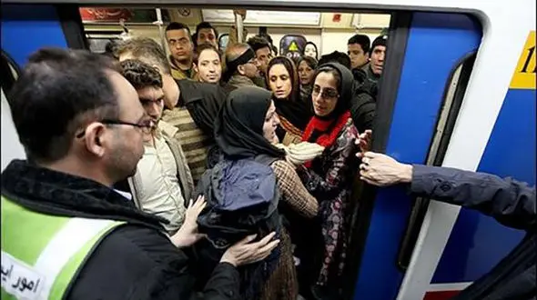 آرامش روانی مسافران در متروی تهران تامین نمی شود/ مترو جای هر گونه تبلیغی است؟