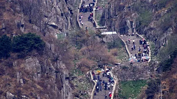 وضعیت جسمانی و روحی بازدیدکنندگان پس از صعود به کوه تایشان + فیلم