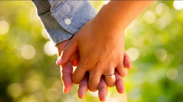 پوشیدن جوراب باعث افزایش تمایلات جنسی در زنان می شود + تاثیرات دما در میل جنسی زنان و مردان