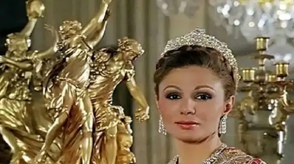 عکس  / یادی کنیم از  خیره‌کننده‌ترین جواهرات سلطنتی فرح پهلوی و شاه / از تاج های یاقوت نشان تا گردنبند های الماس ...