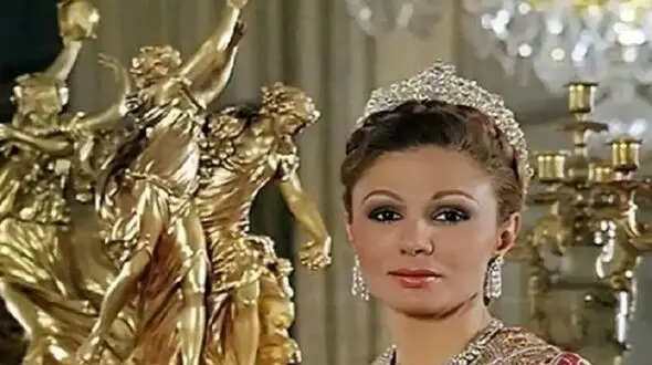 عکس  / یادی کنیم از  خیره‌کننده‌ترین جواهرات سلطنتی فرح پهلوی و شاه / از تاج های یاقوت نشان تا گردنبند های الماس ...