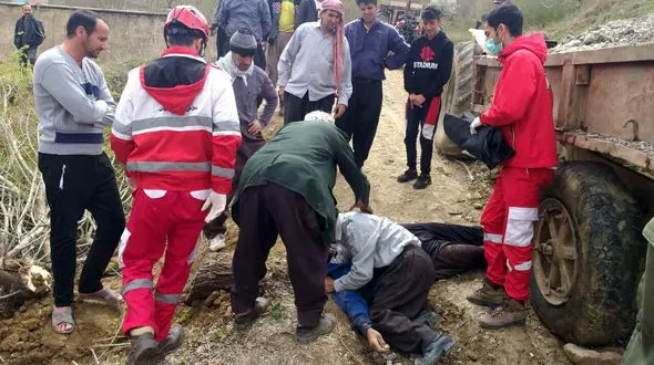 حرکت مرگبار دنده عقب تراکتور در مهاباد / مرد جوان زیر تریلر واژگون شده جان داد