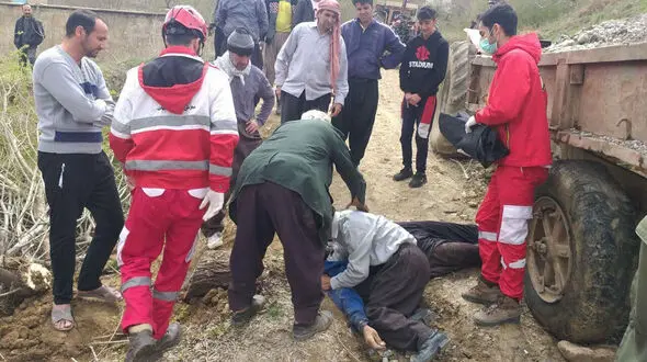 حرکت مرگبار دنده عقب تراکتور در مهاباد / مرد جوان زیر تریلر واژگون شده جان داد