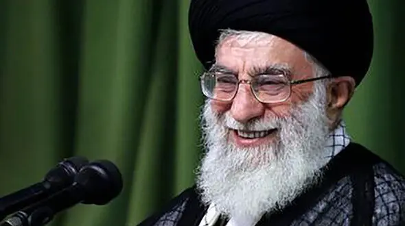 فیلم خنده‌های از ته دل رهبر انقلاب / همه را شکل یار می بینم، پیر زن را نگار می بینم