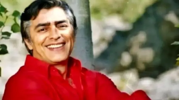 فیلم آواز جگرسوز / محمدعلی فردین برای دختر و یار دیرینش با چشم پر از اشک سلطان قلبهارو خوند