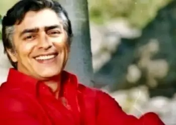 فیلم آواز جگرسوز / محمدعلی فردین برای دختر و یار دیرینش با چشم پر از اشک سلطان قلبهارو خوند