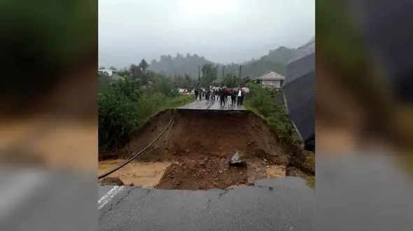 قطع آب، برق و گاز بخاطر سیل گشت رودخان فومن/ انسداد مسیر اصلی و بلاتکلیفی صدها نفر + فیلم