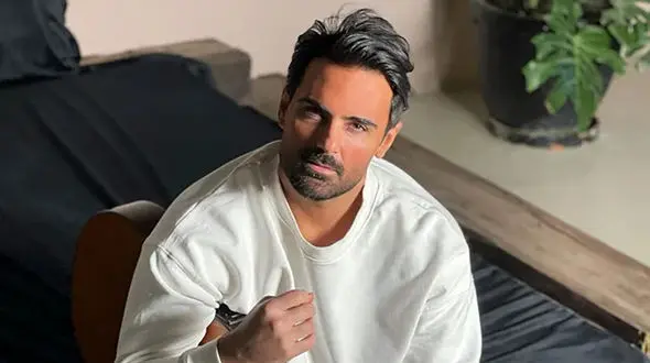 فیلم آواز باشکوه با اجرای زنده سهراب پاکزاد ! /  آهنگ مال من باش + موزیک ویدیو