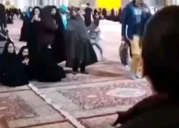 فیلم آواز باشکوه و  جگرسوز پسر بچه در حرم ! /  با آه و درد قربون کبوترهای حرمتو خواند  !