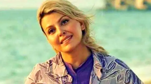 عکس ها / حجاب و تیپ و استایل خانم بازیگر خارجی  فیلم مرد عینکی در سفر به ایران ...  /   شاریس نایب نقش آلارا کیست ؟! 