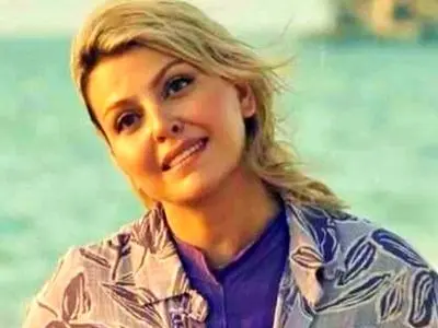 عکس ها / حجاب و تیپ و استایل خانم بازیگر خارجی  فیلم مرد عینکی در سفر به ایران ...  /   شاریس نایب نقش آلارا کیست ؟! 